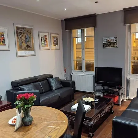 2 Bd 16th Arrondissement Trocadero Sleeps 4 To 6 Eiffel Tower Parigi