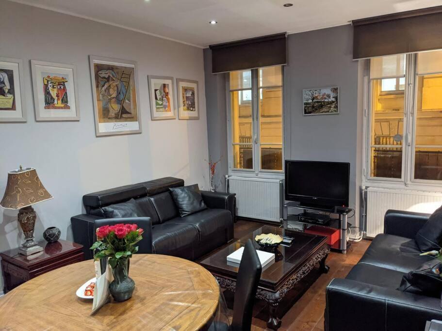 2 Bd 16th Arrondissement Trocadero Sleeps 4 To 6 Eiffel Tower Parigi